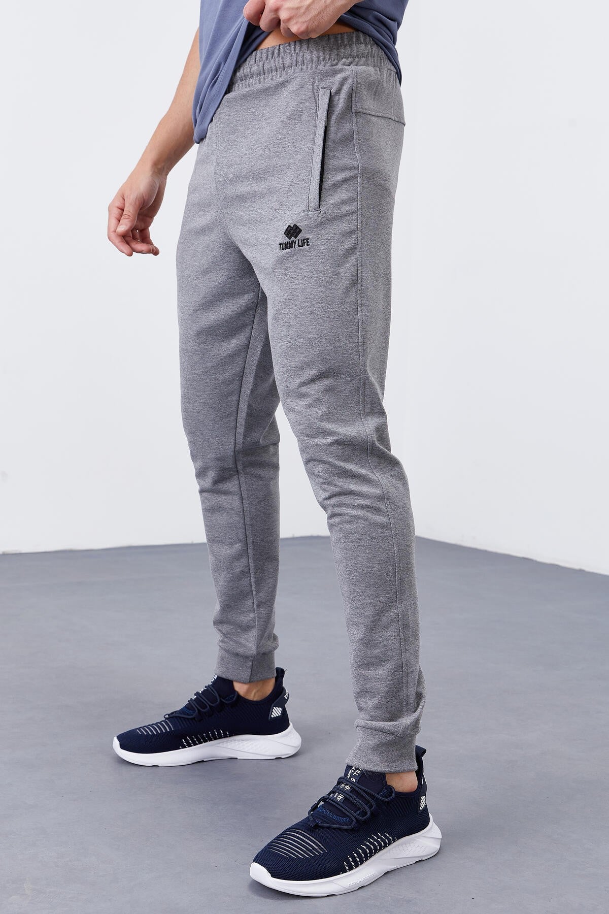 <tc>Pantalon de survêtement jogger homme coupe slim avec poches zippées - 84343</tc>