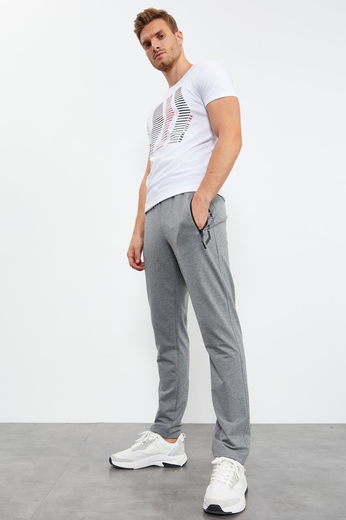 <tc>Pantalon de survêtement homme coupe standard avec poches zippées et détails texte, jambes classiques - 84744</tc>