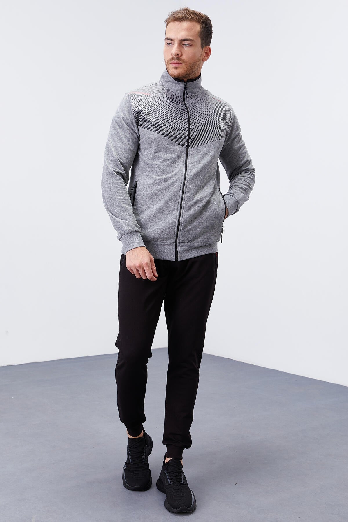 <tc>Ensemble de survêtement pour homme, à la coupe standard, avec motifs imprimés et bas resserrés - 85151</tc>