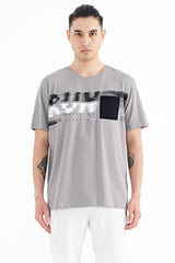 <tc>T-shirt pour homme à coupe standard avec impression et détails de poche avant - 88200</tc>