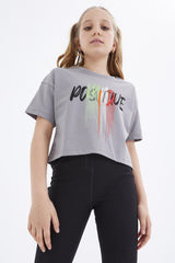 <tc>T-shirt crop fille à col rond, oversize avec imprimé texte coloré et épaules basses - 75036</tc>