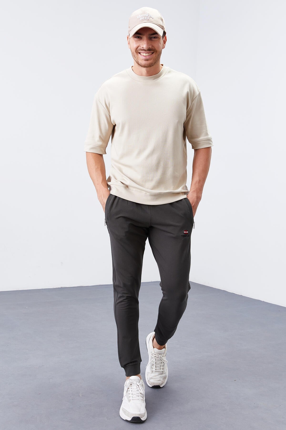 <tc>Pantalon de survêtement jogger homme coupe slim avec poches zippées - 84343</tc>