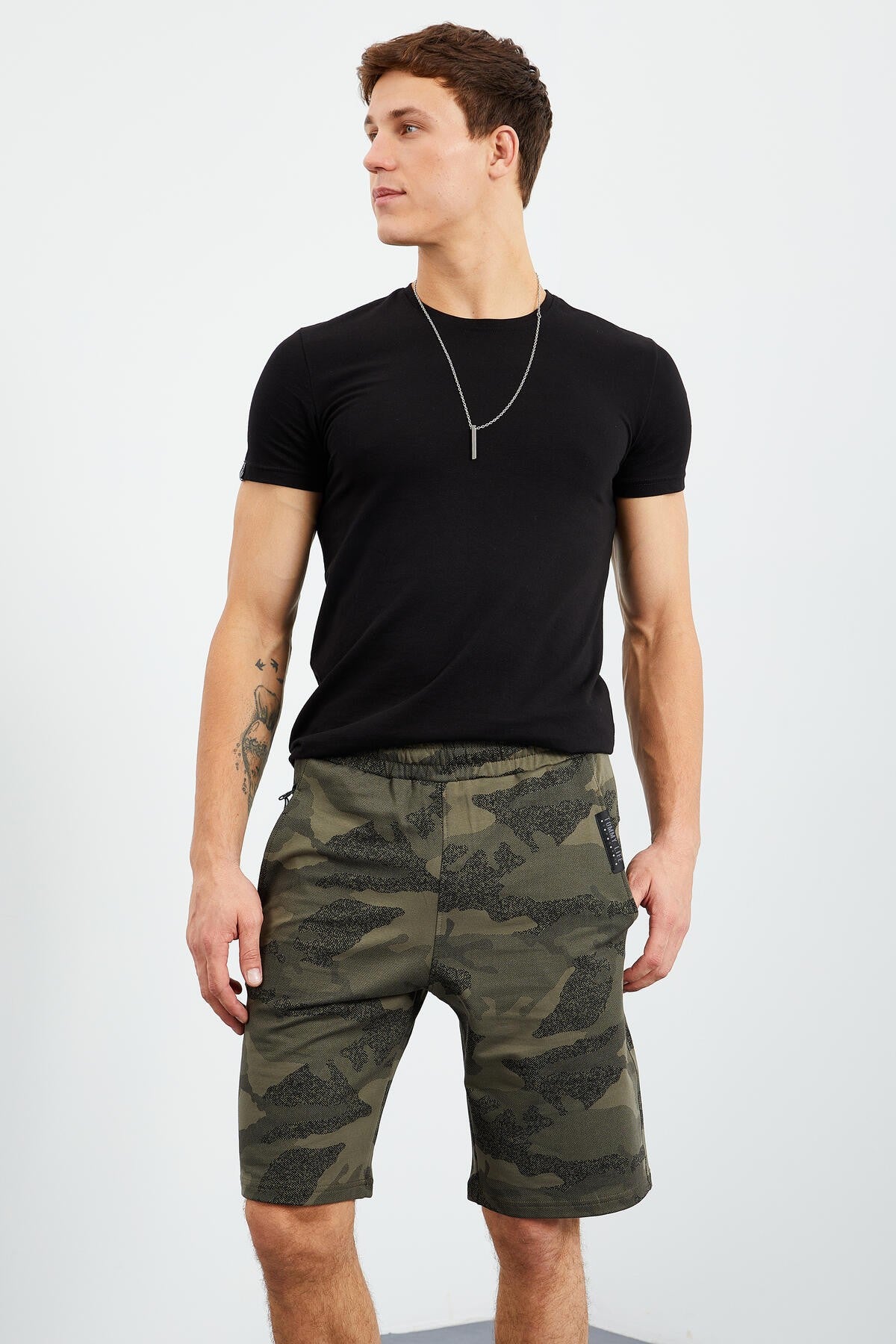 <tc>Short homme coupe standard avec poches et motif camouflage - 81126</tc>