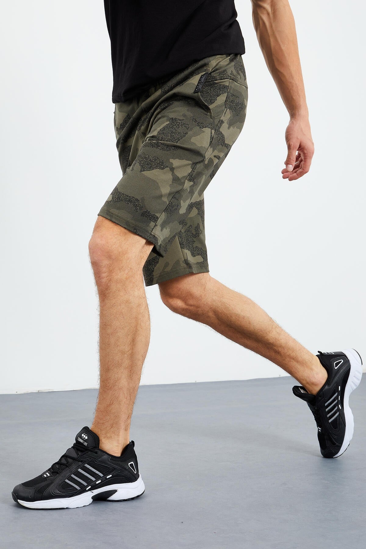 <tc>Short homme coupe standard avec poches et motif camouflage - 81126</tc>