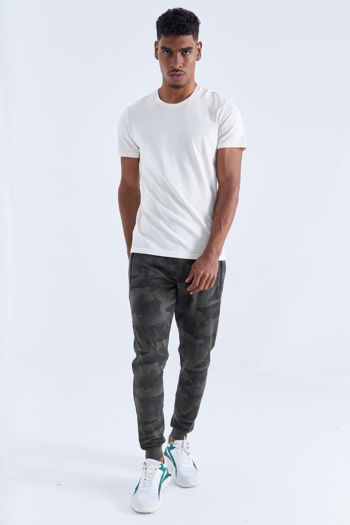 <tc>Pantalon de survêtement jogger homme coupe slim avec motif camouflage - 84754</tc>