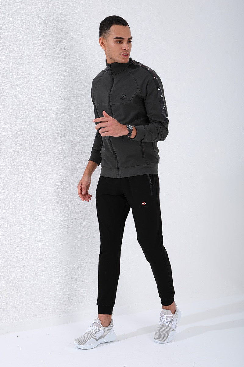 <tc>Ensemble de survêtement pour homme, couleur rouge et noir, col montant, avec bandes imprimées, coupe standard et bas resserrés - 85150</tc>