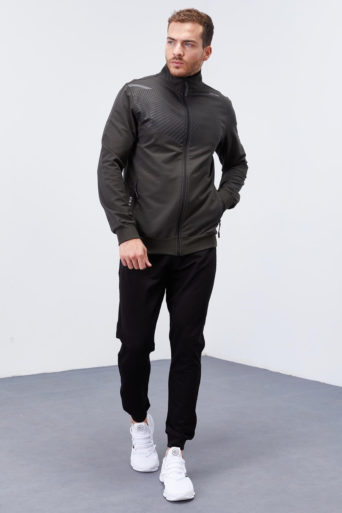 <tc>Ensemble de survêtement pour homme, à la coupe standard, avec motifs imprimés et bas resserrés - 85151</tc>