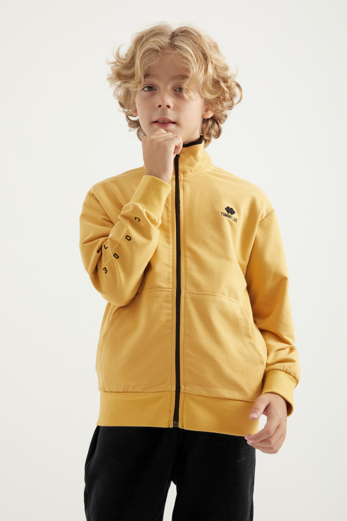 <tc>Sweatshirt homme à col montant, coupe standard avec détails de broderie et fermeture éclair - 11012</tc>