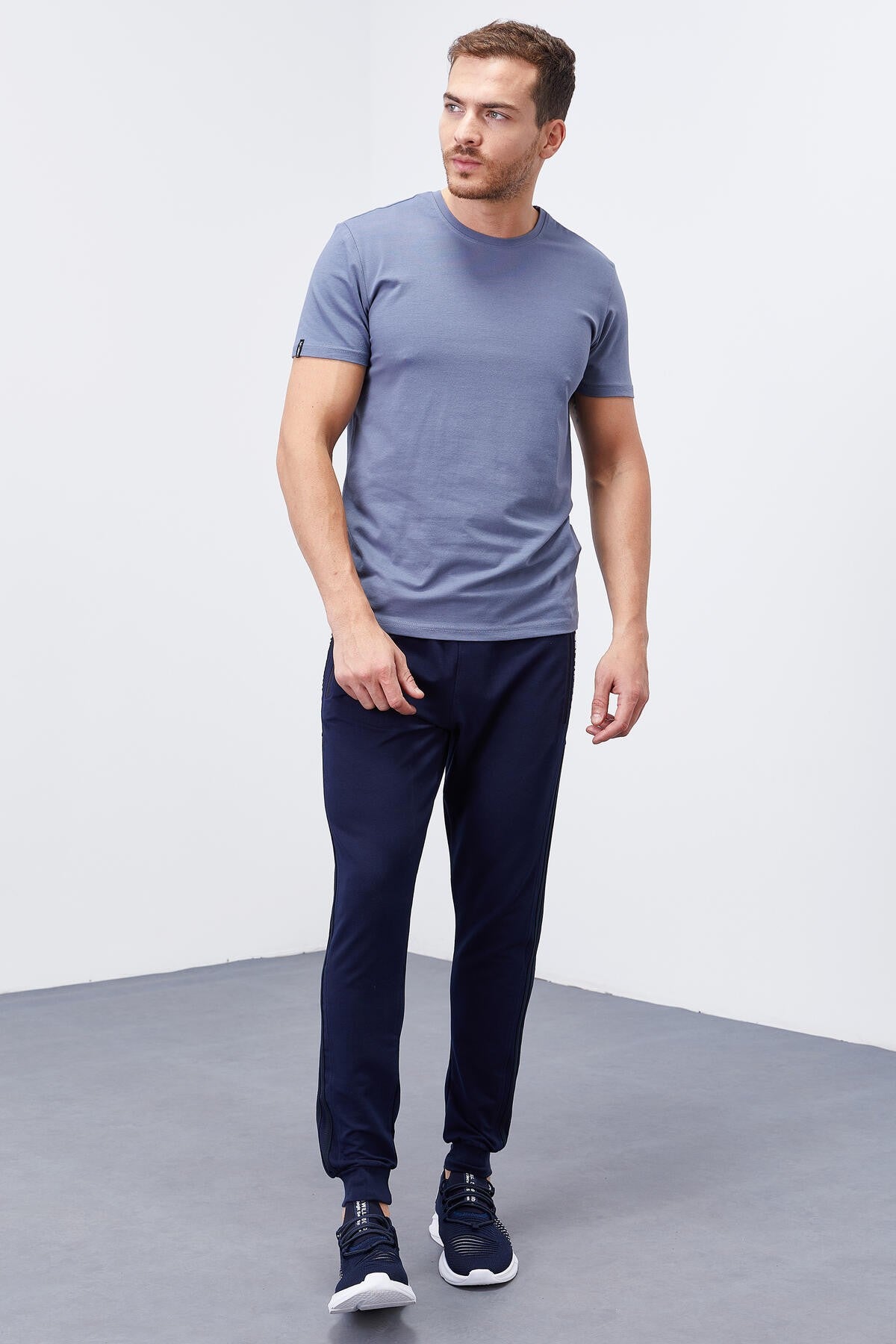 <tc>Pantalon jogger homme bleu marine et rouge avec bandes double, coupe standard - 84694</tc>