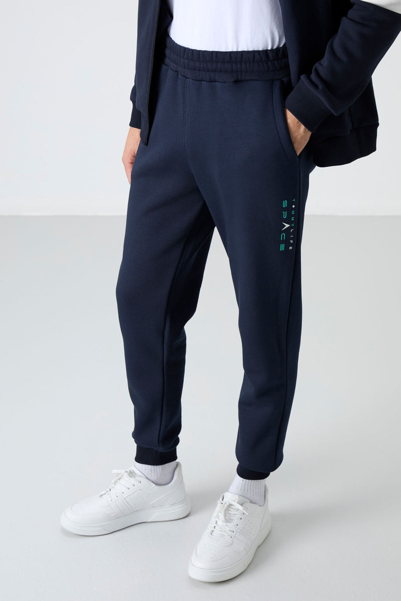 <tc>طقم رجالي رياضي - ٢ قطع " بنطلون + سويت شيرت بياقة مرتفعه - مزين بطباعه - 85186</tc>