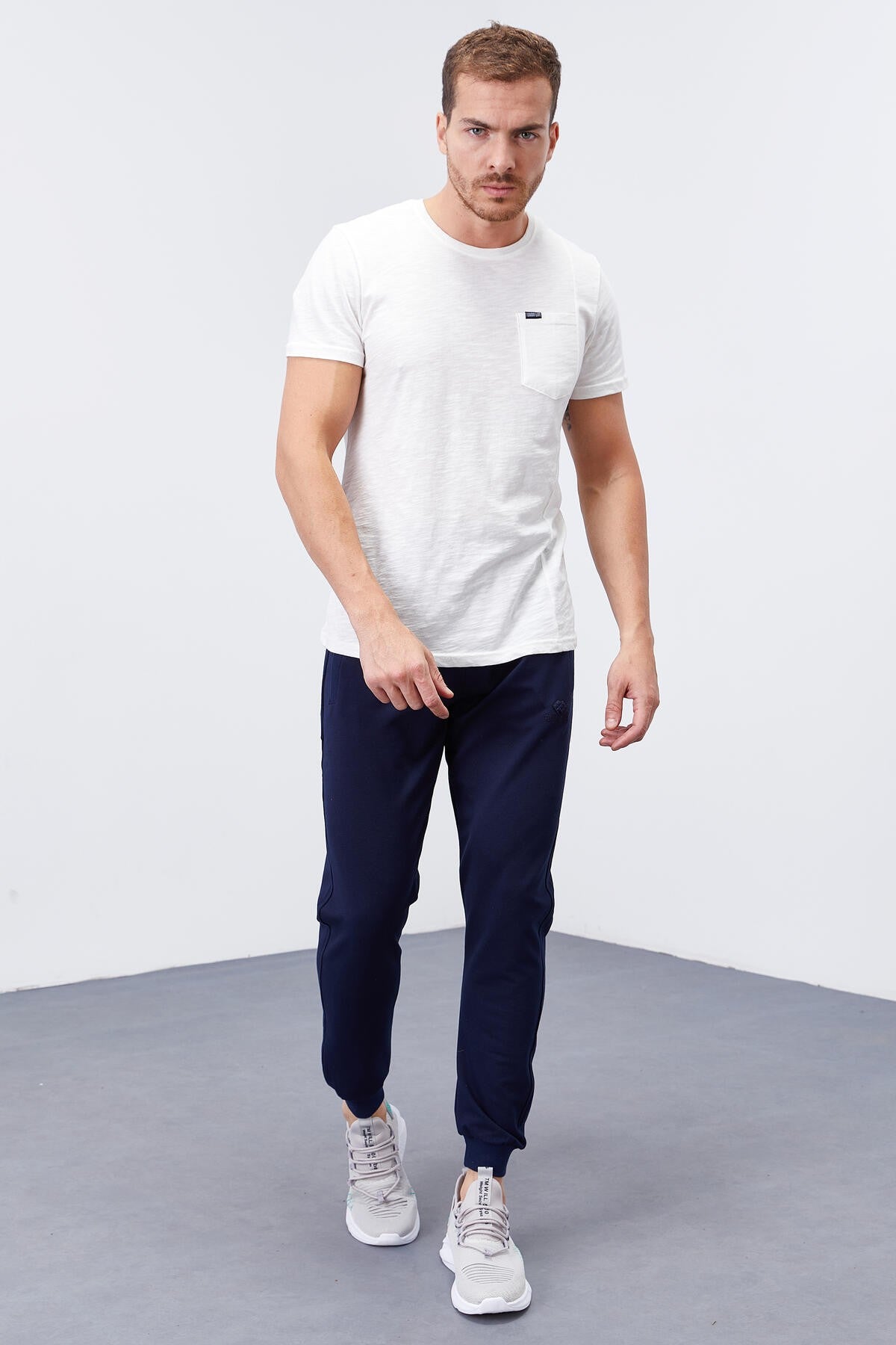 <tc>Pantalon de survêtement jogger homme coupe slim avec poches zippées - 84343</tc>