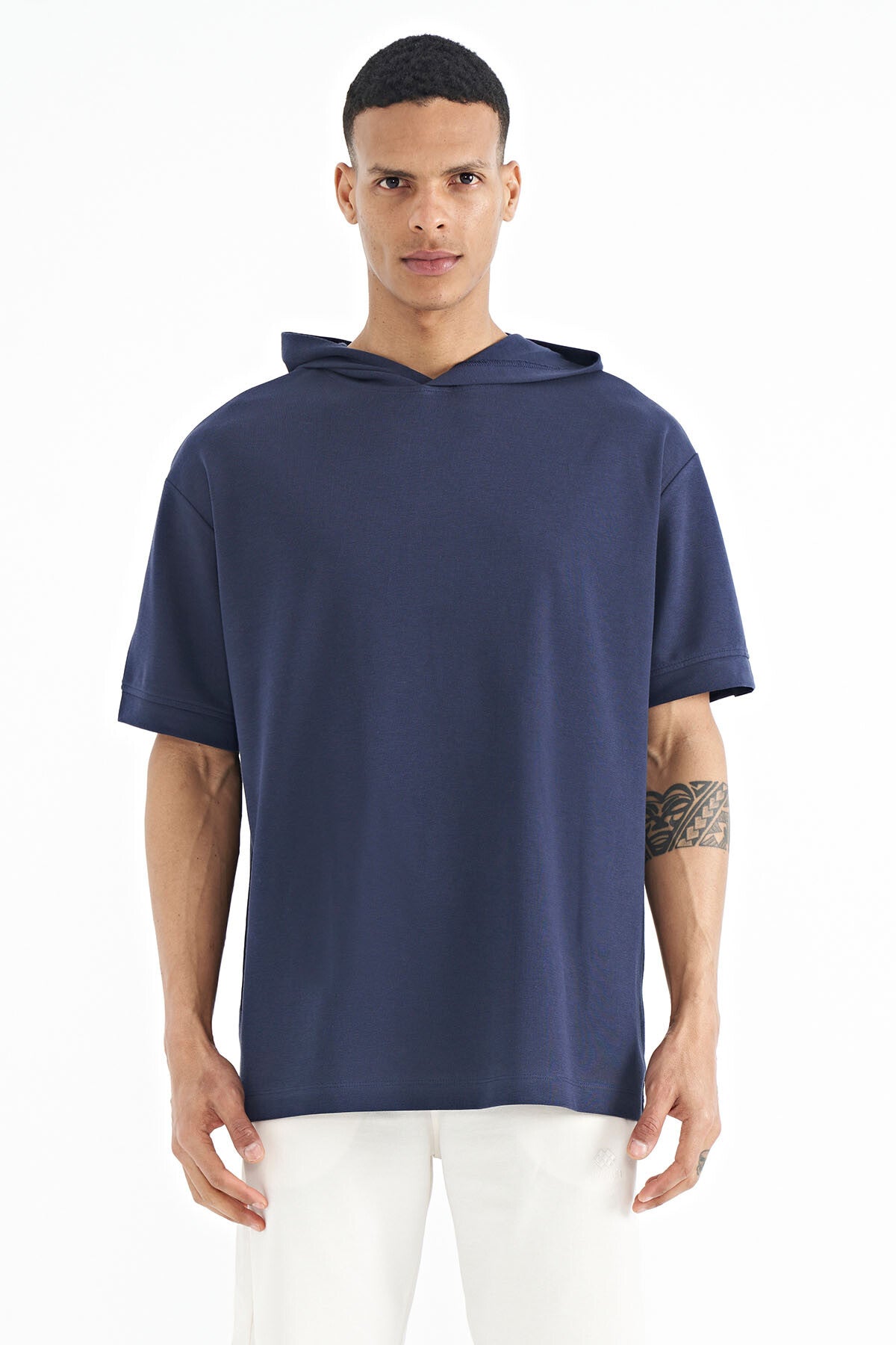 <tc>T-shirt oversize pour homme avec capuche, détails d'étiquettes sur les manches - 88179</tc>