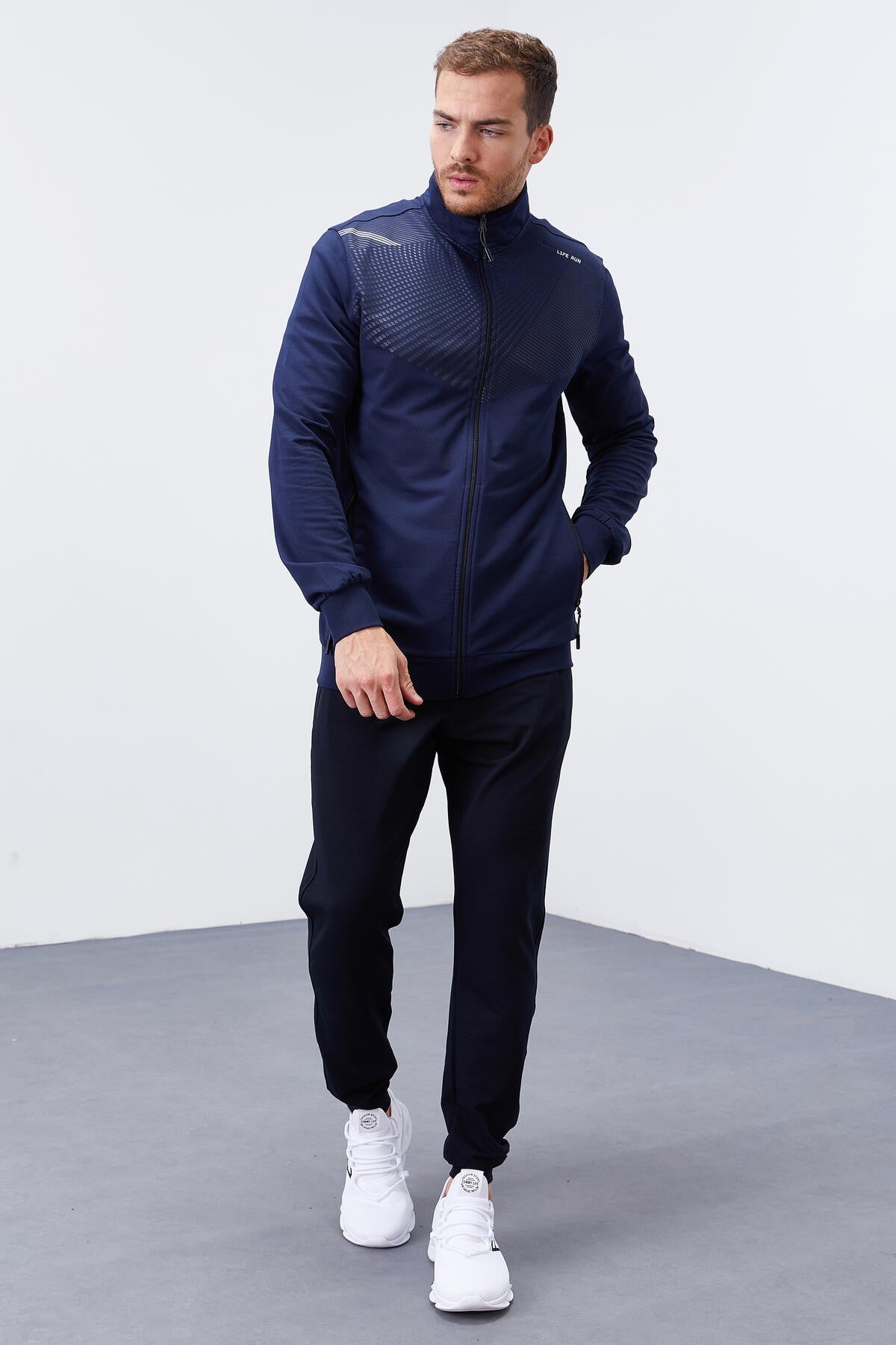 <tc>Ensemble de survêtement pour homme, à la coupe standard, avec motifs imprimés et bas resserrés - 85151</tc>