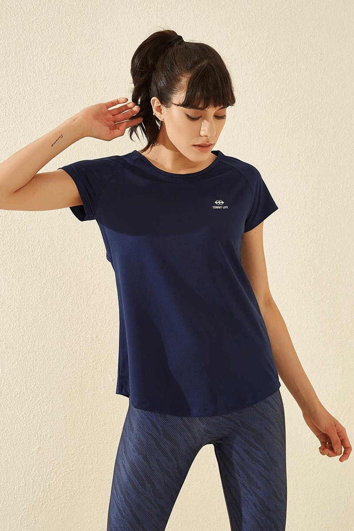 <tc>T-shirt femme à col rond, manches courtes, coupe standard avec ouverture dans le dos - 97101</tc>
