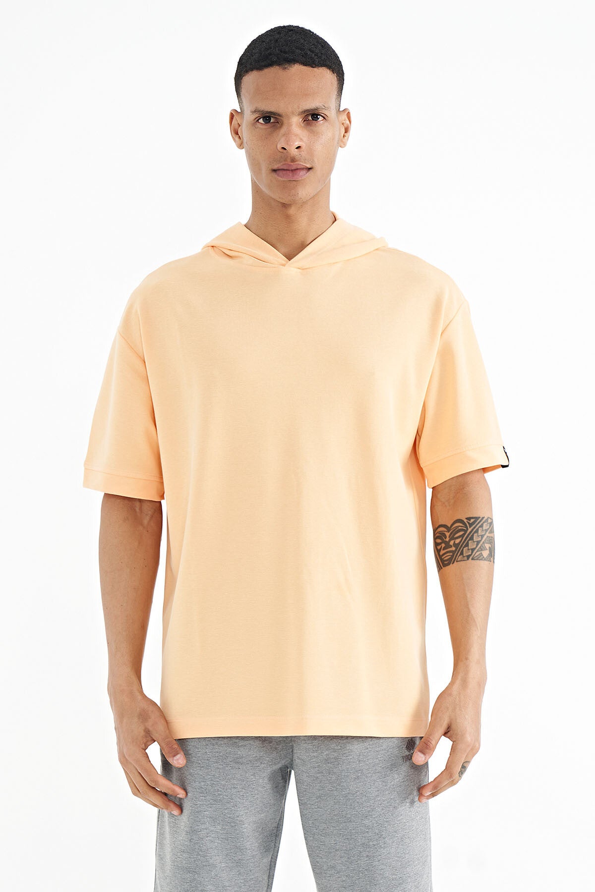 <tc>T-shirt oversize pour homme avec capuche, détails d'étiquettes sur les manches - 88179</tc>