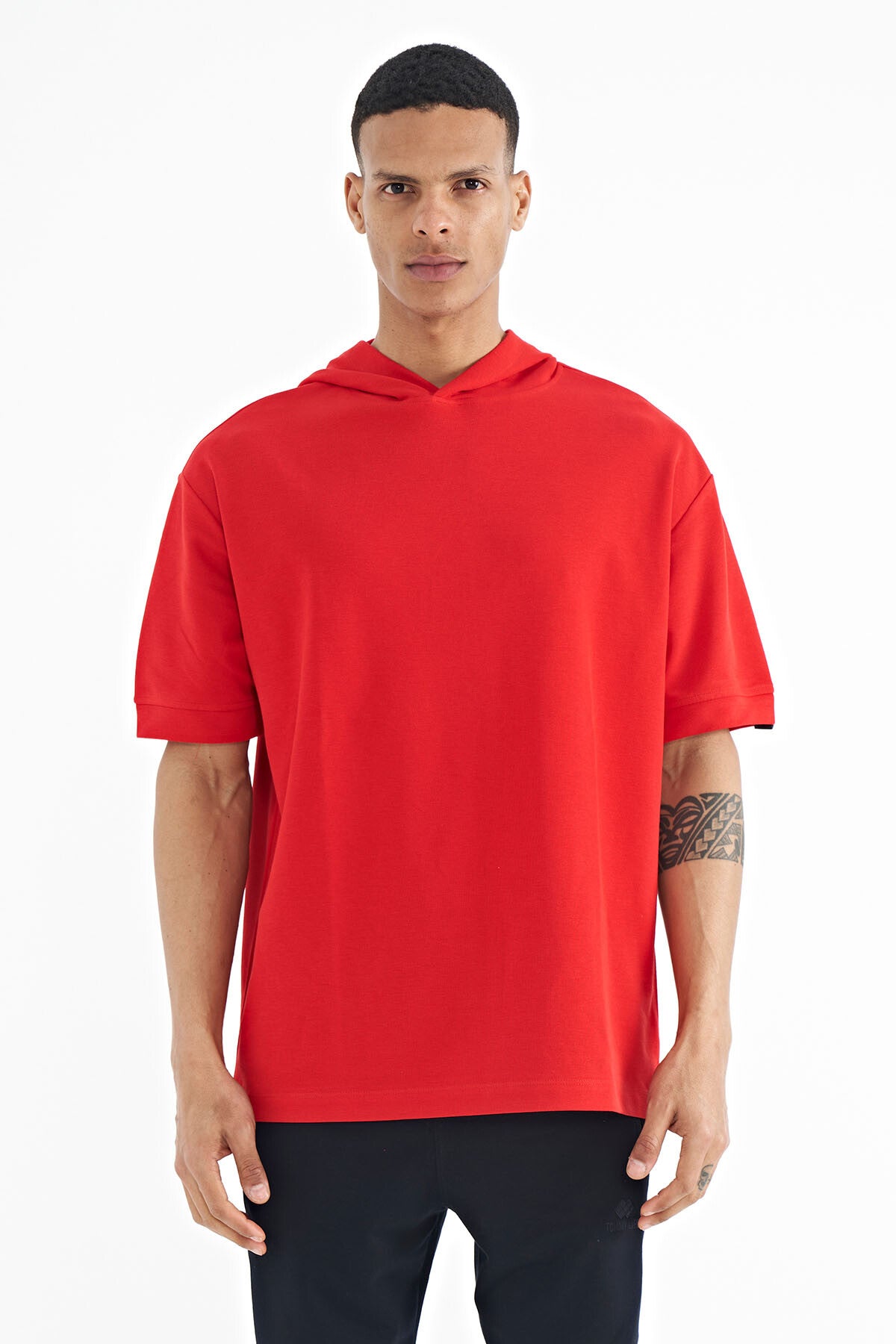 <tc>T-shirt oversize pour homme avec capuche, détails d'étiquettes sur les manches - 88179</tc>