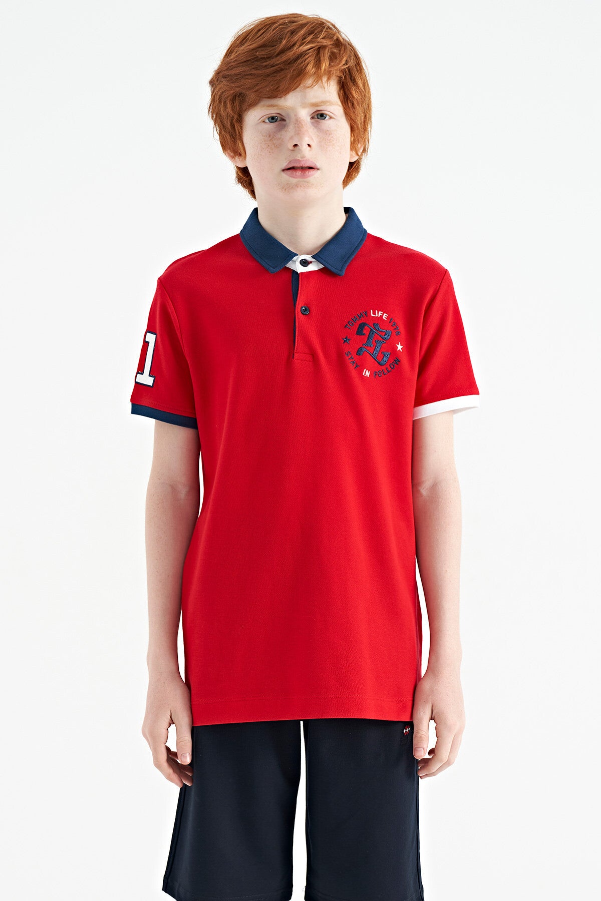 <tc>T-shirt pour garçon à col polo, coupe standard, avec détails de broderie aux manches et sur la poitrine - 11086</tc>