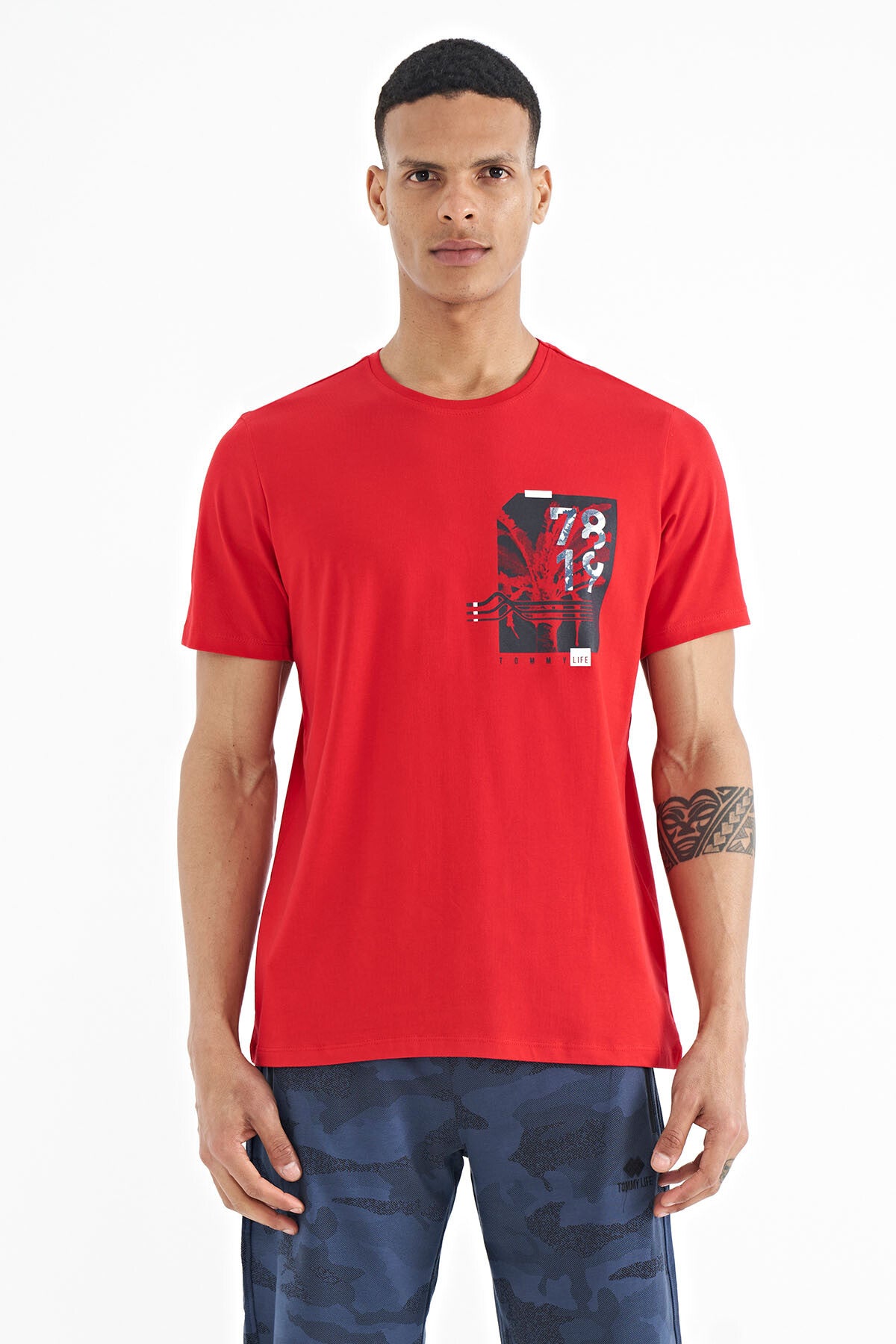 <tc>T-shirt pour homme à coupe standard, avec imprimé devant et derrière - 88233</tc>