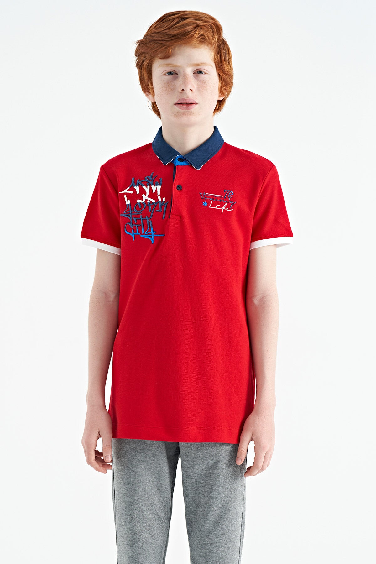 <tc>T-shirt pour garçon à col polo, coupe standard, avec broderie de texte - 11085</tc>