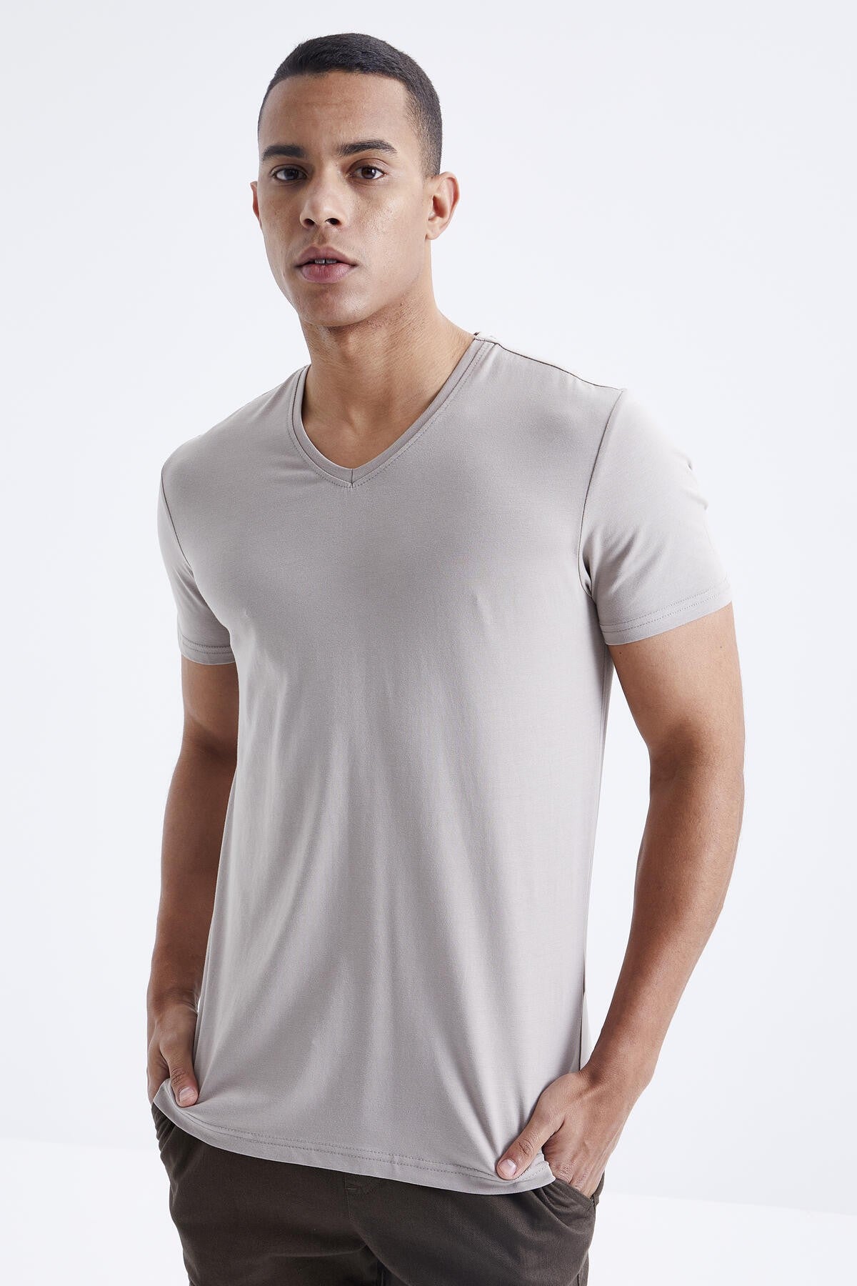 <tc>T-shirt homme basique à manches courtes, col en V et coupe standard - 87912</tc>
