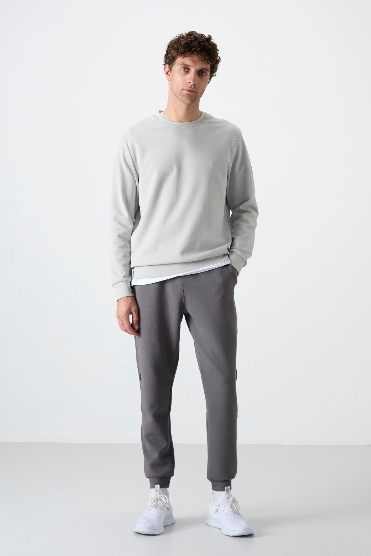 <tc>Pantalon de survêtement pour homme à la coupe ajustée, avec lacets - 84999</tc>