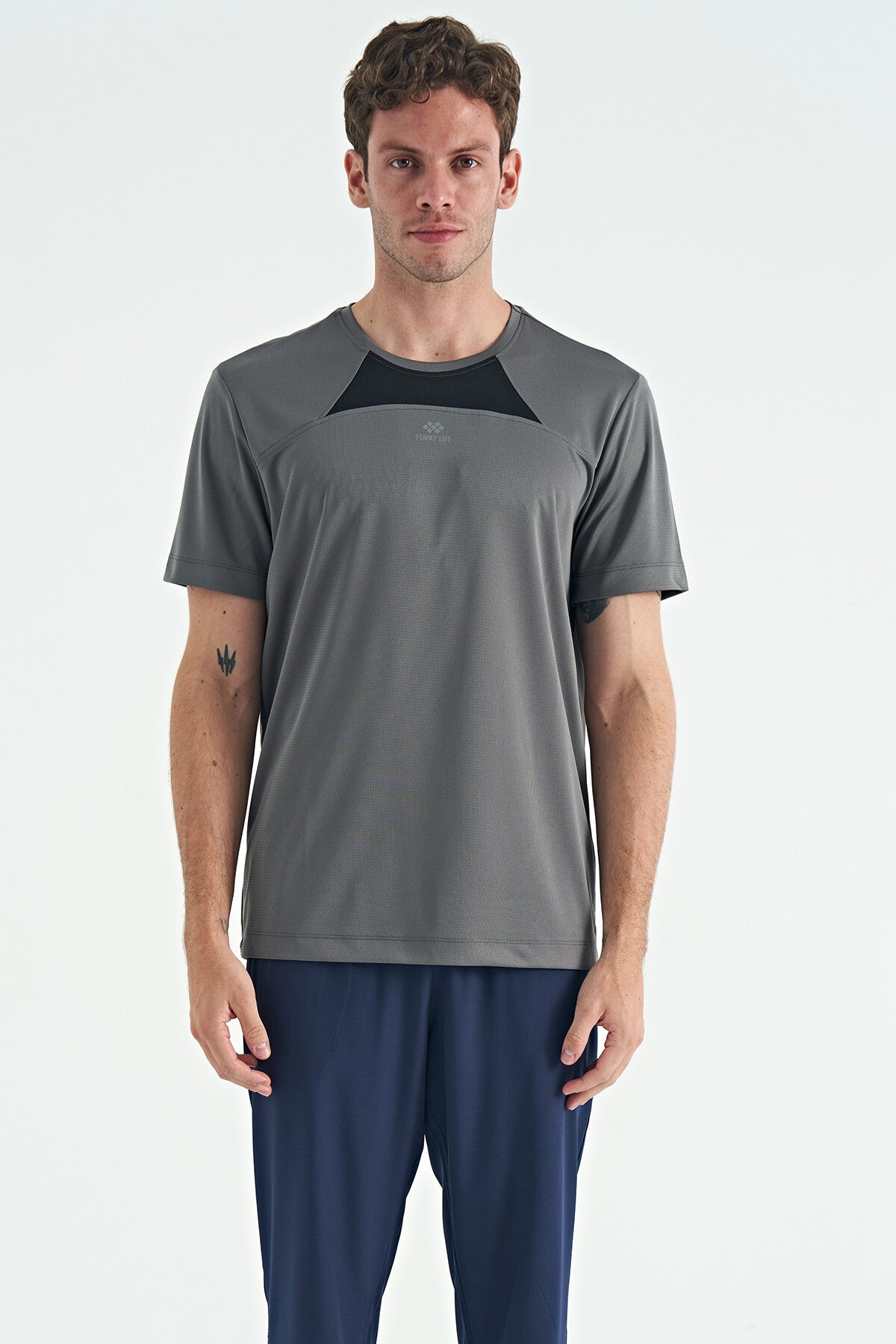 <tc>T-shirt actif pour homme à col rond, coupe standard, avec détails garnis - 88253</tc>