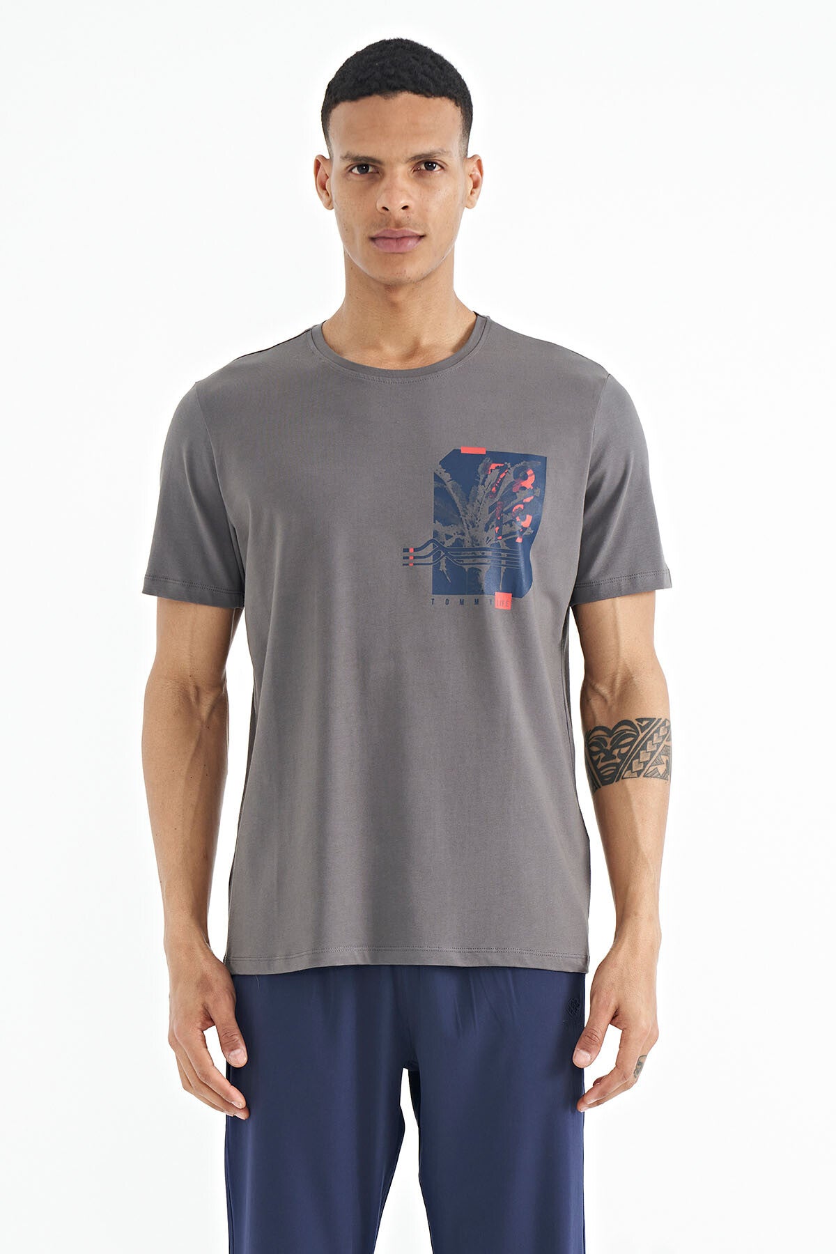 <tc>T-shirt pour homme à coupe standard, avec imprimé devant et derrière - 88233</tc>