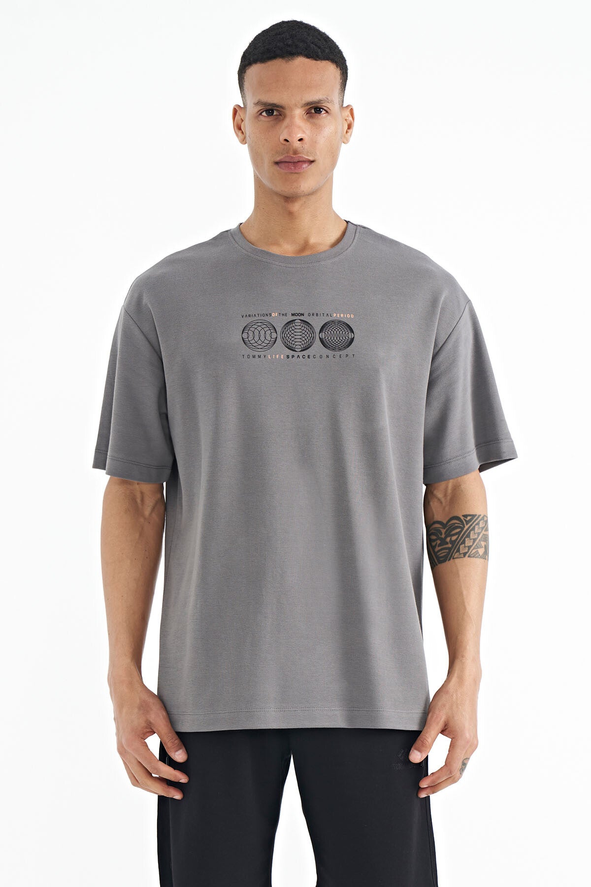 <tc>T-shirt oversize pour homme à col rond, avec imprimé devant et derrière - 88224</tc>