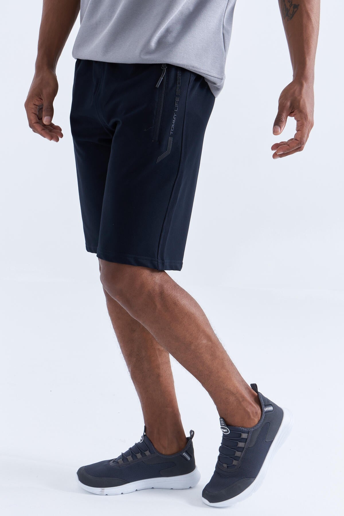 laci - short homme noir à poches zippées avec détails écrits, coupe standard - 81141