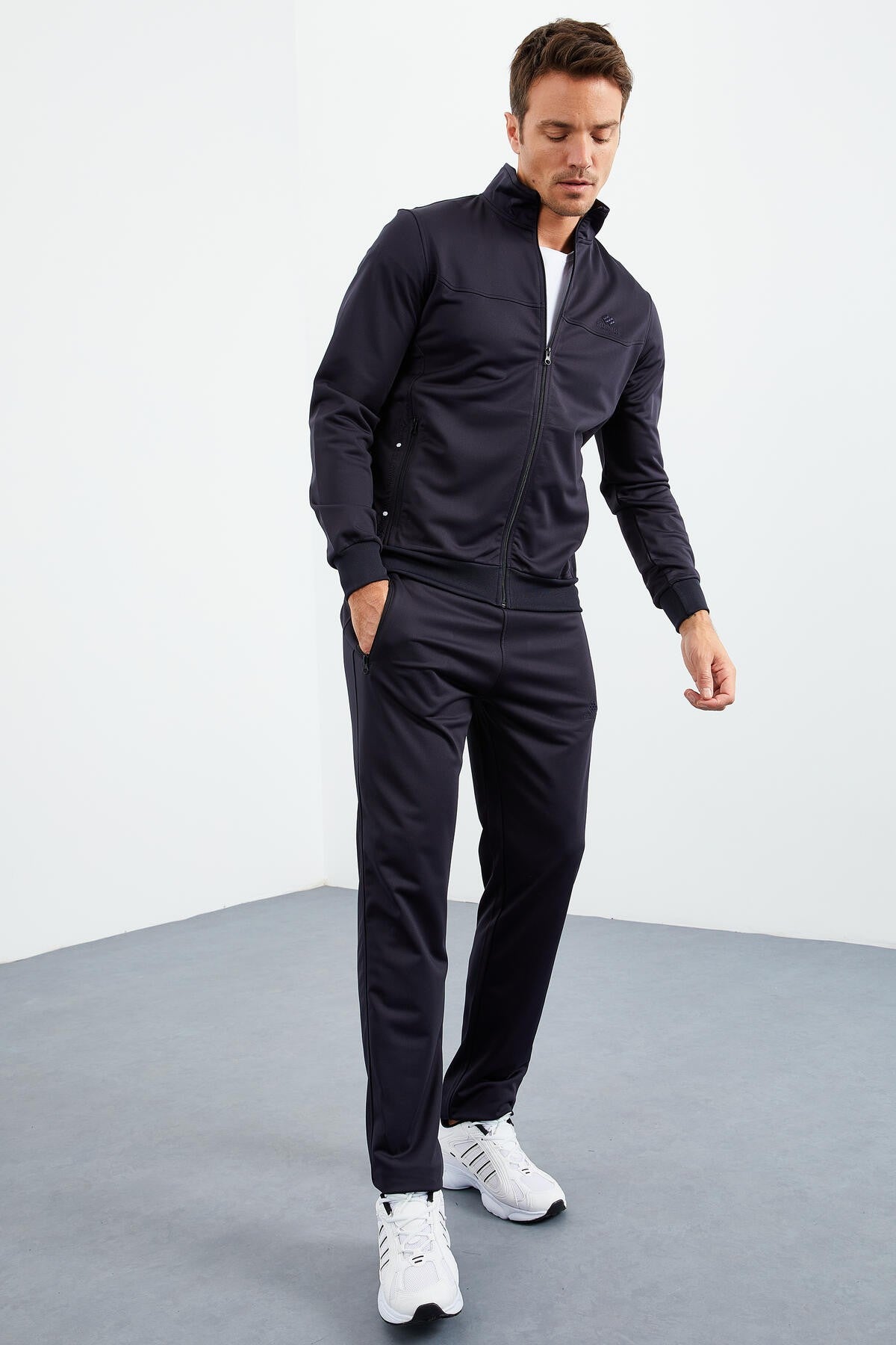 <tc>Ensemble de survêtement homme bleu marine avec col montant et fermeture éclair, coupe standard avec jambes classiques - 85162</tc>