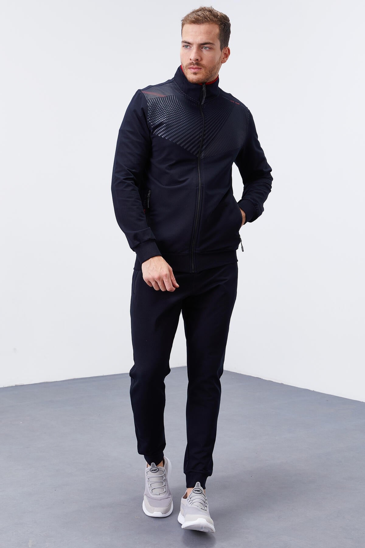 <tc>Ensemble de survêtement pour homme, à la coupe standard, avec motifs imprimés et bas resserrés - 85151</tc>