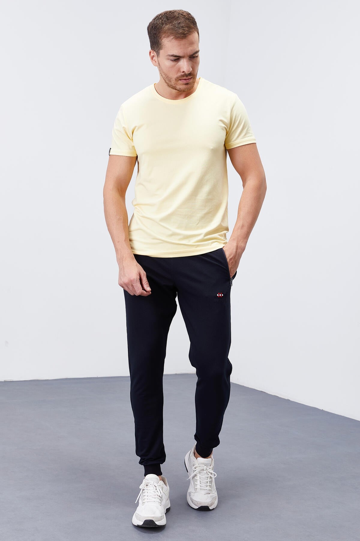 <tc>Pantalon de survêtement jogger homme coupe standard avec poches zippées - 84651</tc>