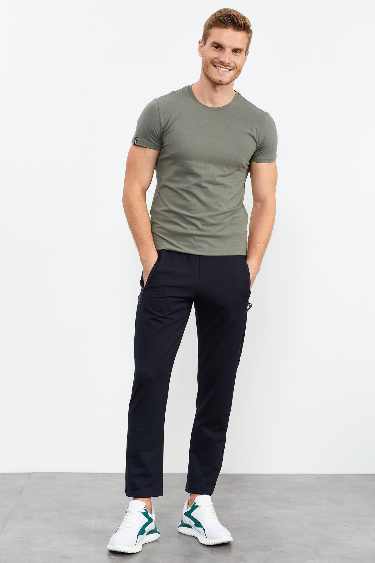 <tc>Pantalon de survêtement homme coupe standard avec poches zippées et détails texte, jambes classiques - 84744</tc>