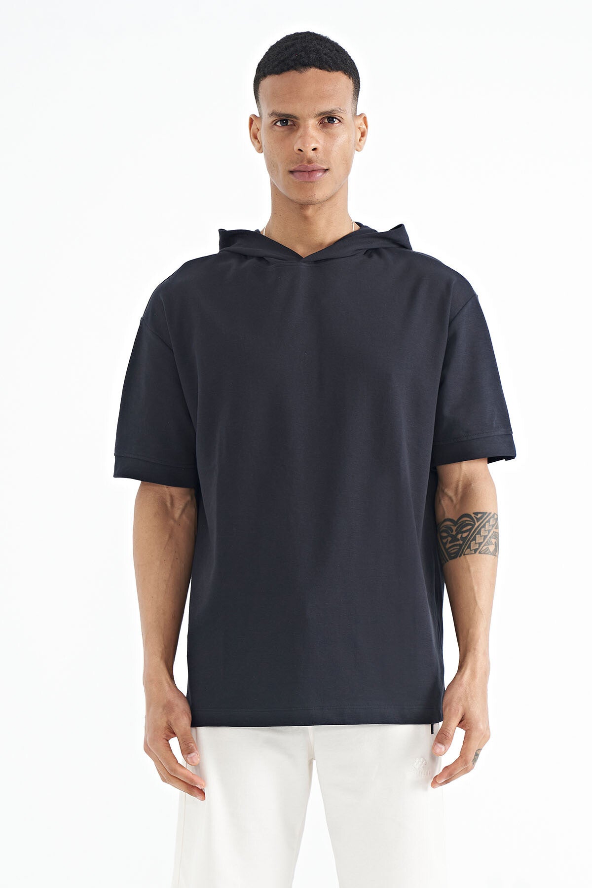 <tc>T-shirt oversize pour homme avec capuche, détails d'étiquettes sur les manches - 88179</tc>