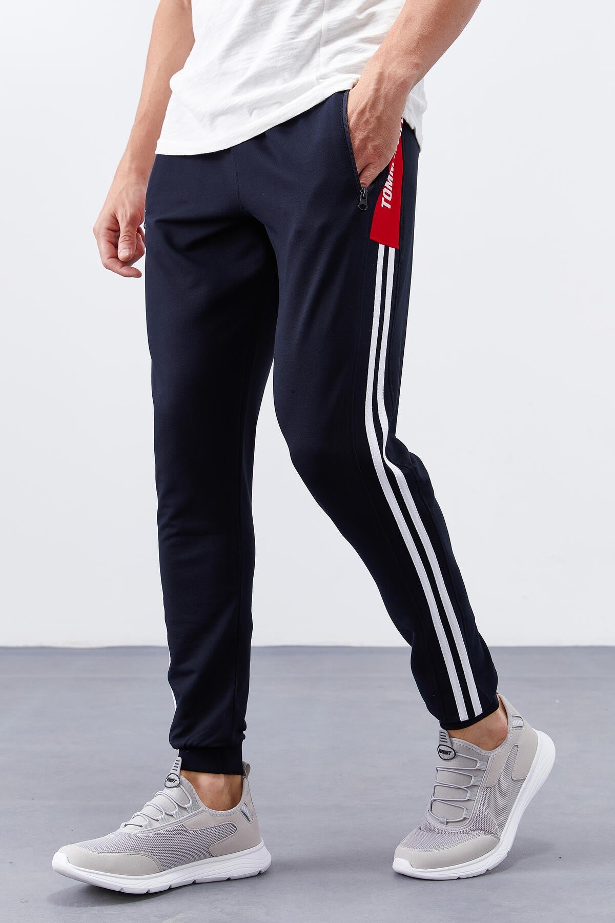 <tc>Pantalon jogger homme bleu marine et rouge avec bandes double, coupe standard - 84694</tc>