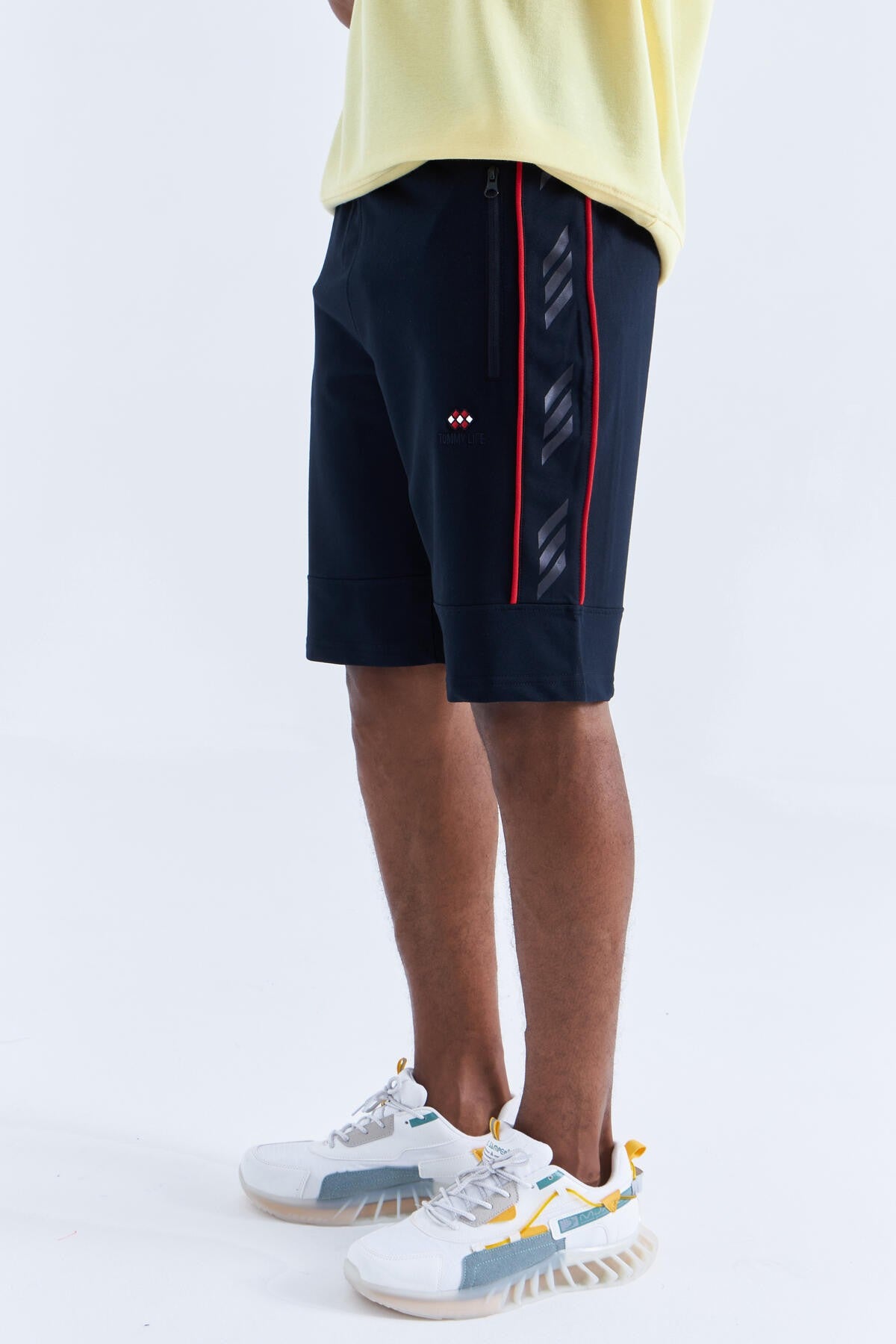 <tc>Short homme coupe standard avec bande latérale - 81148</tc>