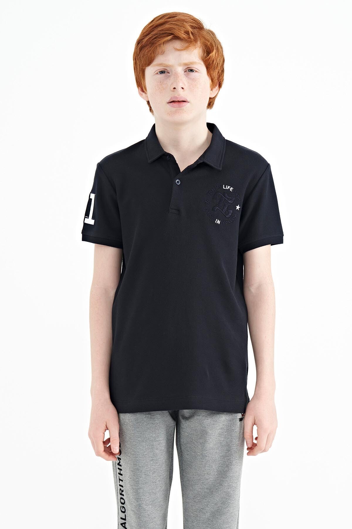 <tc>T-shirt pour garçon à col polo, coupe standard, avec détails de broderie aux manches et sur la poitrine - 11086</tc>