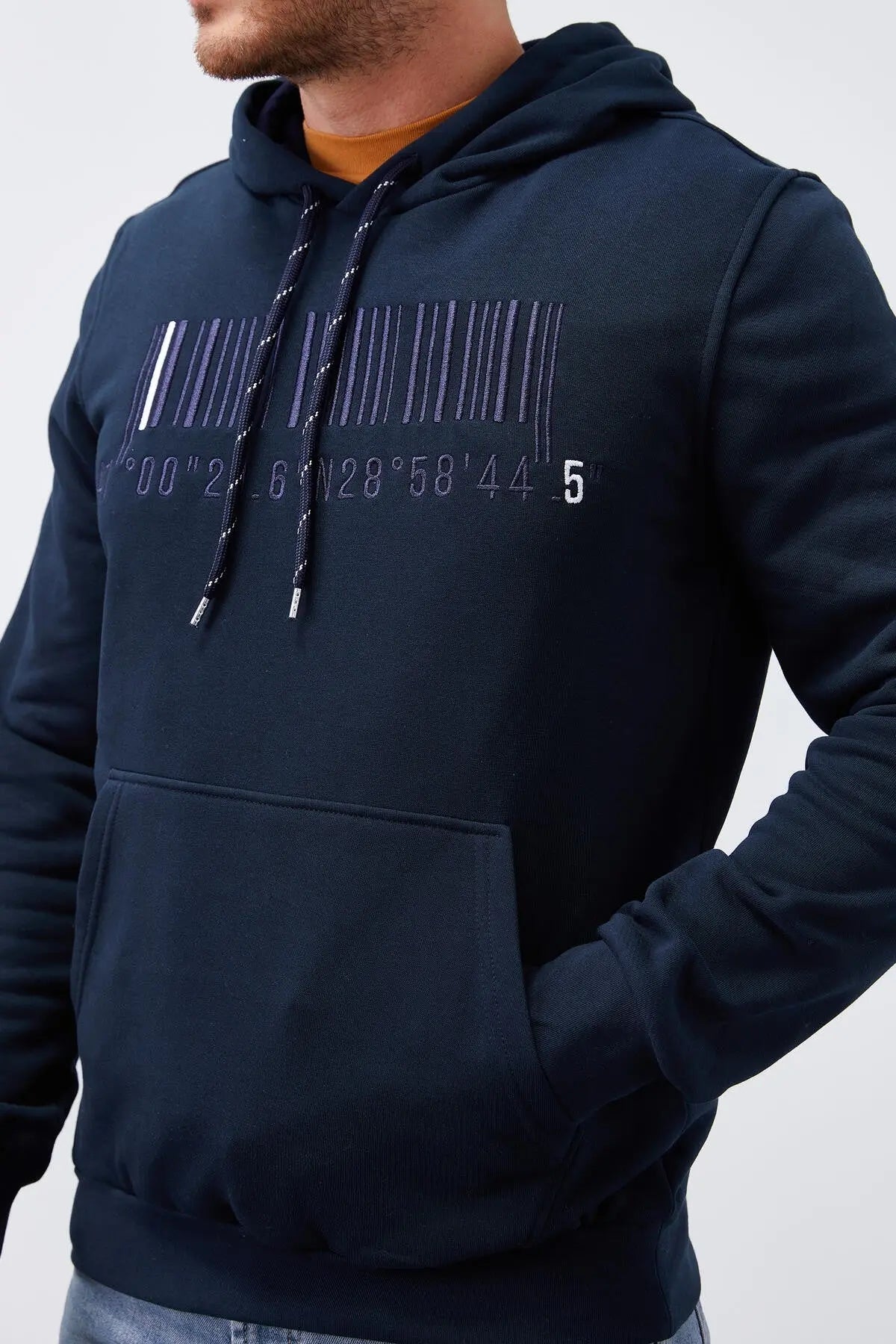 nakişli kanguru cep standart kalip kapüşonlu erkek sweatshirt - 87839 - Justyol