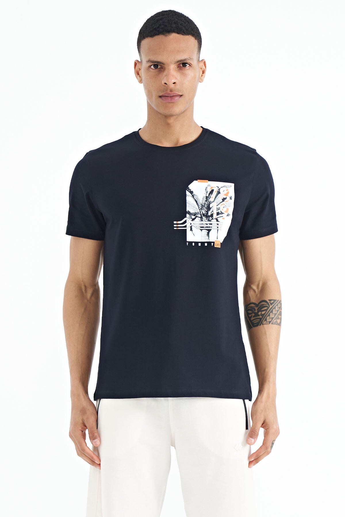 <tc>T-shirt pour homme à coupe standard, avec imprimé devant et derrière - 88233</tc>