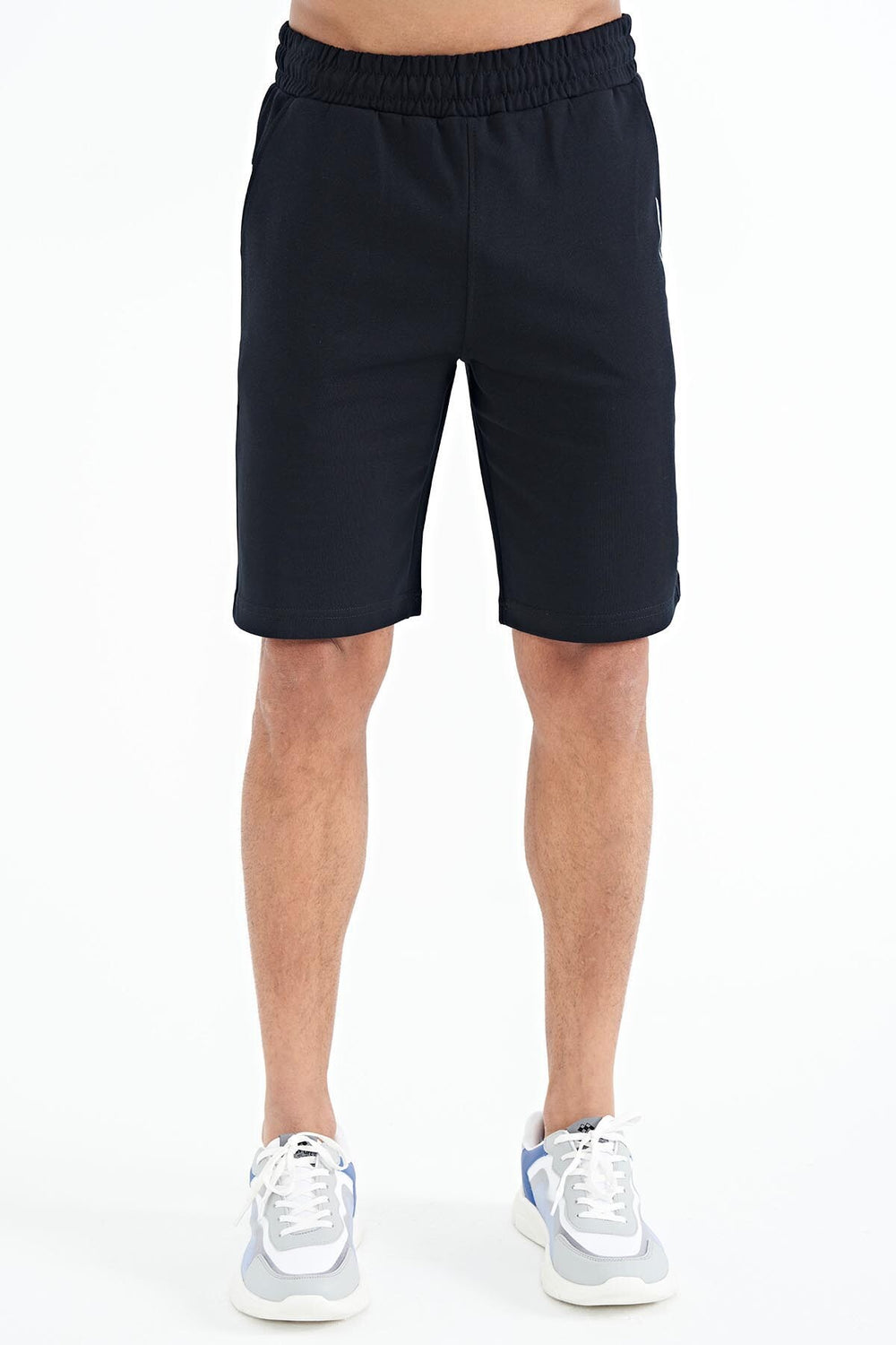 Short homme avec impression sur les côtés et taille élastique