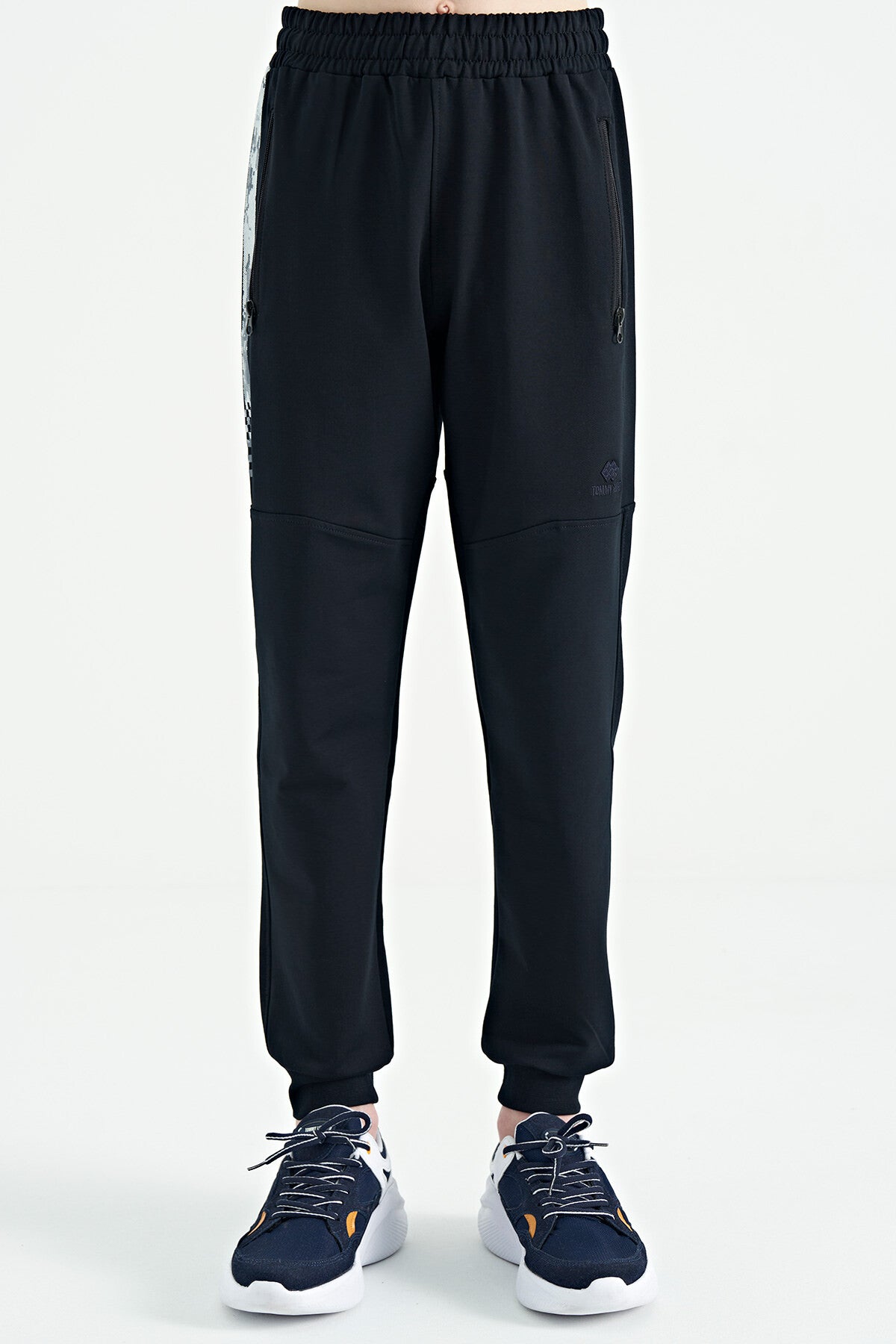 <tc>Pantalon de survêtement pour garçon, coupe standard, modèle jogger avec poches zippées et impression latérale - 11057.</tc>