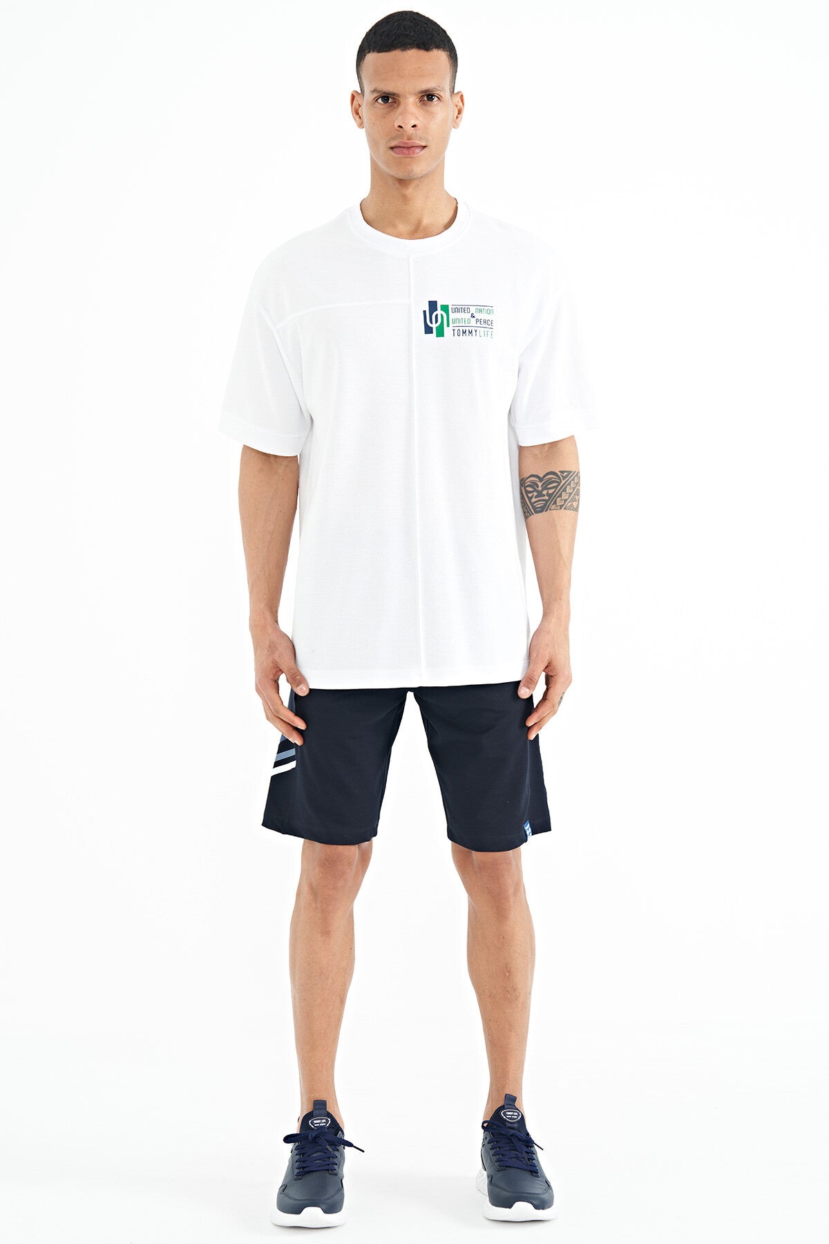 <tc>Short pour homme à coupe standard avec détails de broderie et imprimé de texte - 81251</tc>