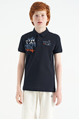 <tc>T-shirt pour garçon à col polo, coupe standard, avec broderie de texte - 11085</tc>