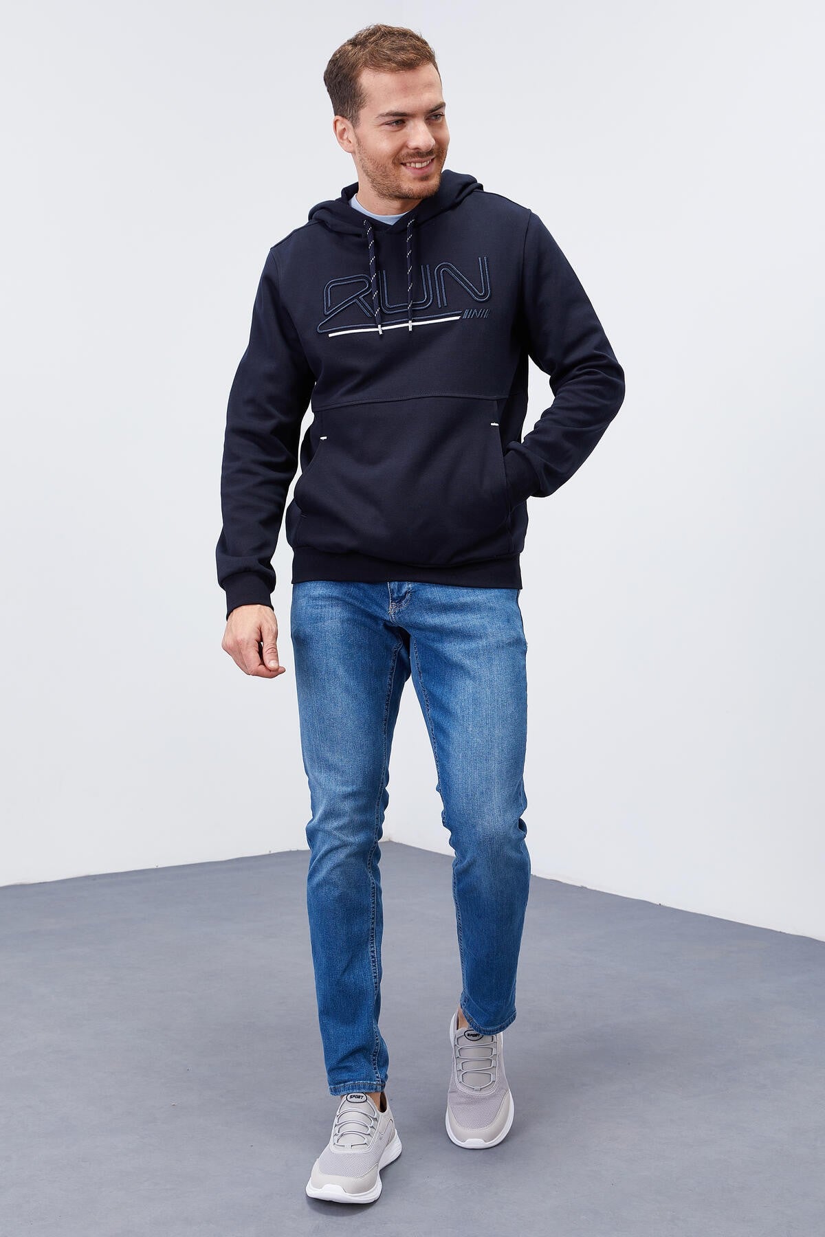 yazi nakişli standart kalip kapüşonlu erkek sweatshirt - 87887