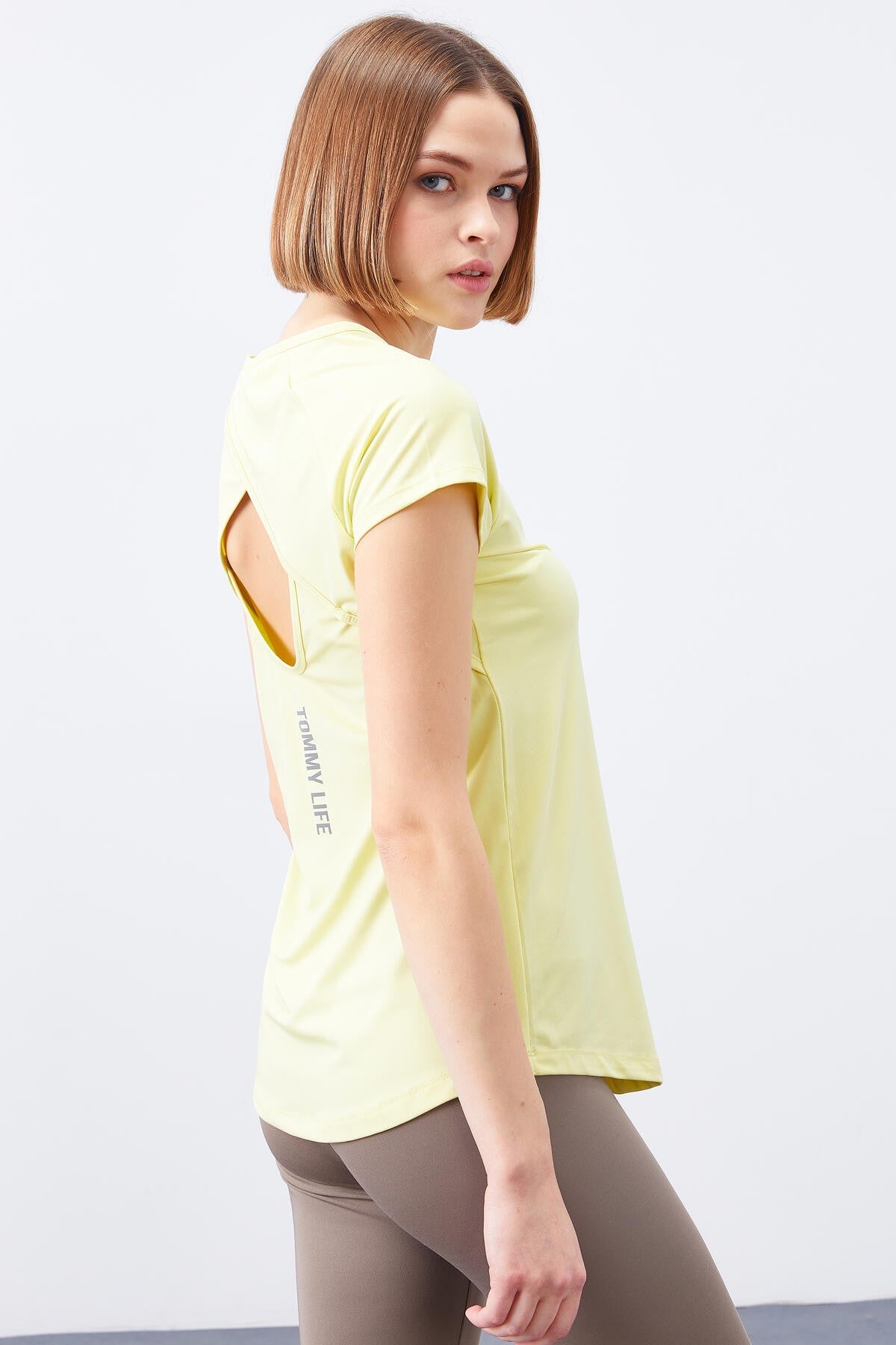 <tc>T-shirt femme à col rond, manches courtes, coupe standard avec ouverture dans le dos - 97101</tc>