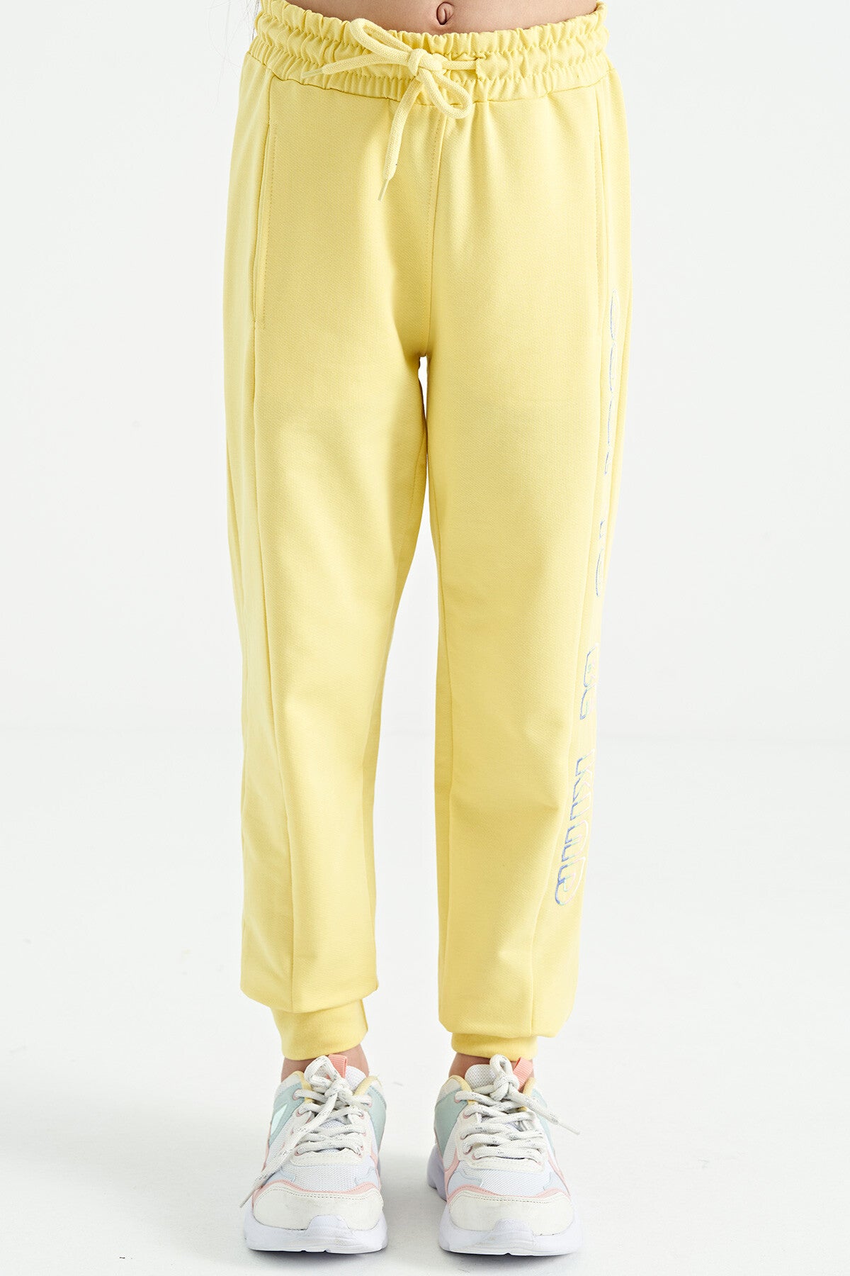 yan yazi nakişli bağcikli standart kalip jogger kiz çocuk eşofman alt - 75123