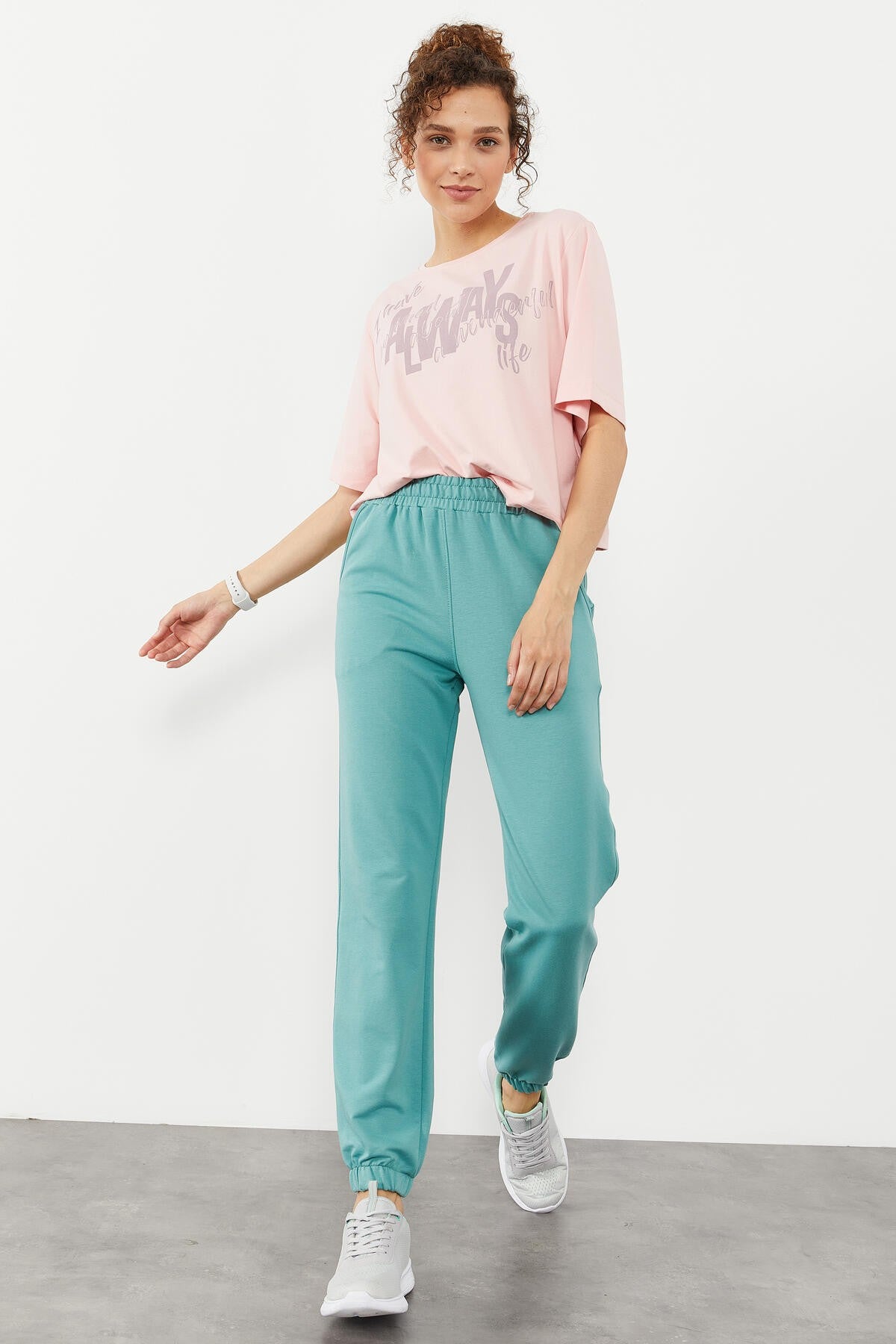 <tc>Pantalon de survêtement pour femme à taille haute, à la coupe décontractée, avec poches et bas élastiques - 94583</tc>