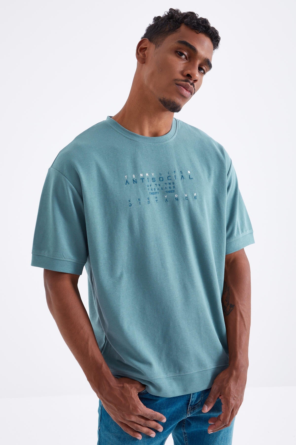 t-shirt oversize pour homme à col rond avec broderie de petit texte - 88103