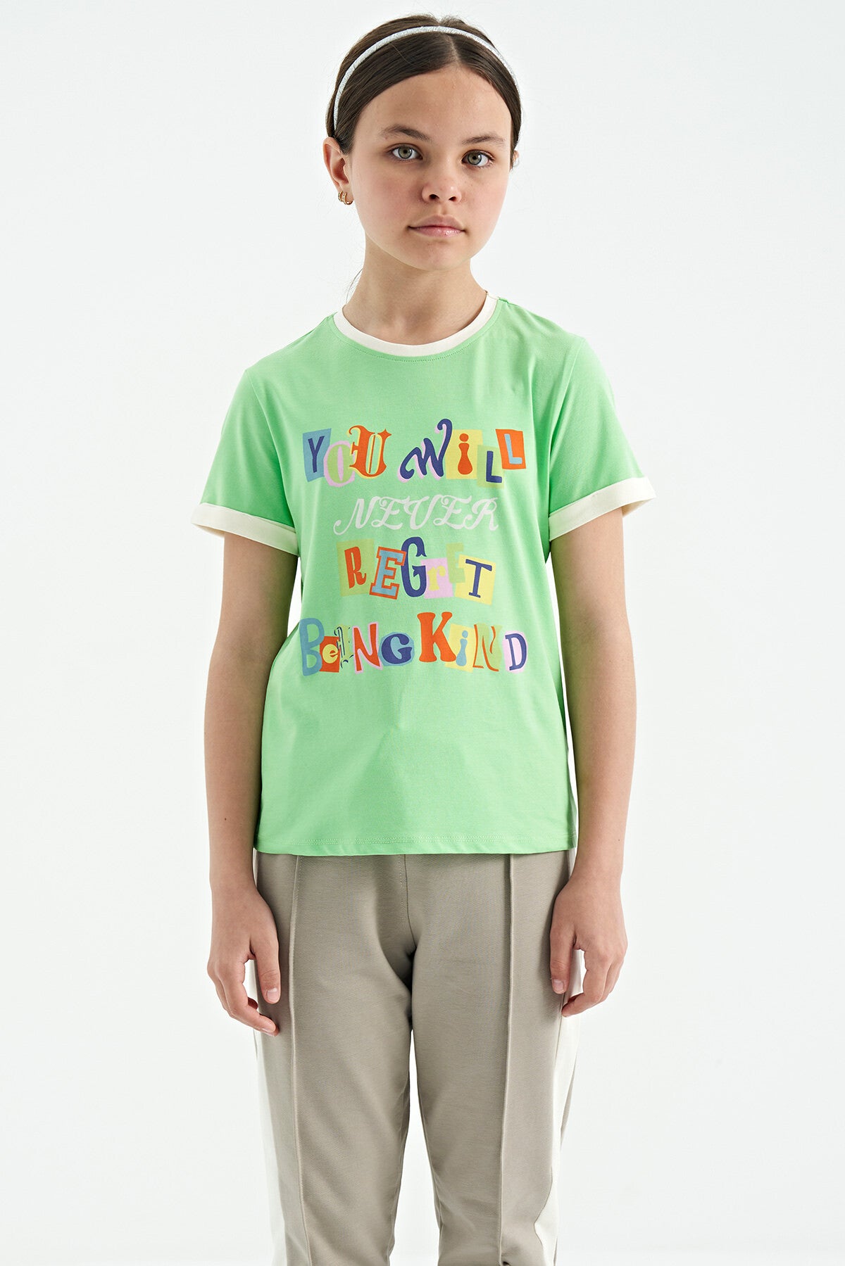 <tc>T-shirt pour fille avec col rond, détails de texte coloré, coupe confortable - 75109</tc>