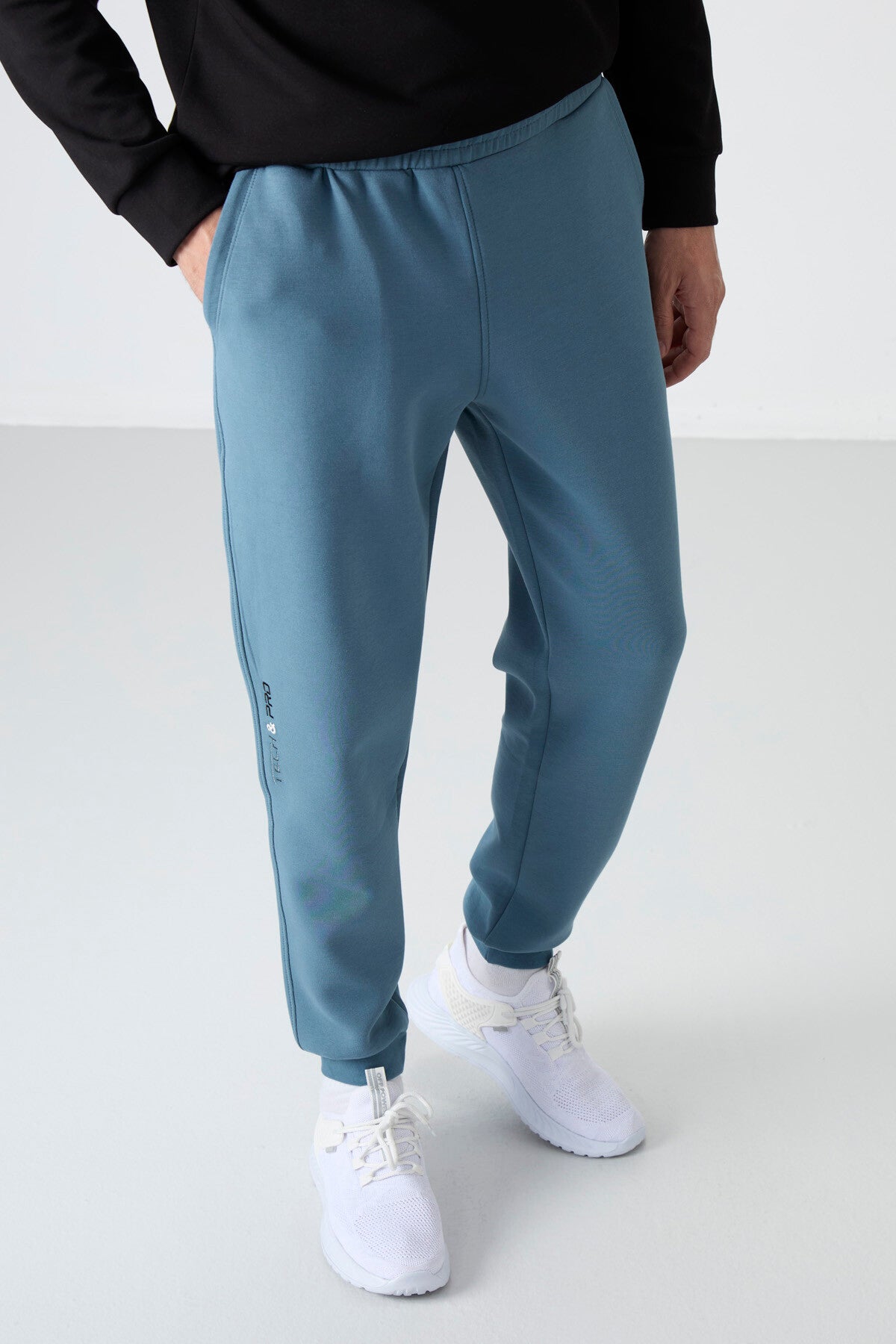 <tc>Pantalon de survêtement pour homme à la coupe ajustée, avec lacets - 84999</tc>